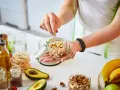 Pour savoir que manger en cas de baisse de tension, pensez aux noix, avocats, bananes et autres aliments sains.