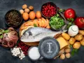 Découvrez les bienfaits de l'iode à travers ces aliments : poisson, fruits de mer, algues, œufs, produits laitiers, pommes, cranberries, haricots, pommes de terre, noix et fromage.