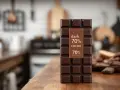 Une tablette de chocolat noir 70% cacao, promesse de bienfaits pour la santé et de plaisir gustatif, posée sur un plan de travail en bois.