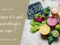 Verres de jus colorés, fruits et légumes frais sur fond de bois. L'image suggère comment détoxifier son corps avec des boissons saines.