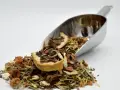 Cuillère métallique remplie d'une infusion romarin citron, aux multiples bienfaits pour la santé.