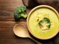 Soupe crémeuse au brocoli garnie de fromage râpé et de fleurettes de brocoli. Attention, le brocoli est mauvais pour le cœur, dit-on !