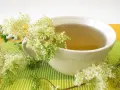 Une tasse de tisane à la reine des prés, ornée de ses délicates fleurs blanches.