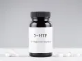 Bouteille de 5-HTP, un supplément dérivé de la griffonia, connu pour ses bienfaits sur l'humeur et le sommeil.