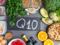 Assortiment d'aliments riches en coenzyme Q10 bienfaits : poisson, poulet, œufs, avocats, brocolis, oranges, noix, graines.