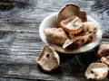 Champignons shiitake dans un bol en pierre, prêts à révéler leurs bienfaits.