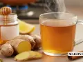 Une tasse fumante d'infusion gingembre, avec du miel, du citron et des épices. Parfait pour se réchauffer.