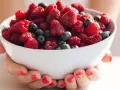 Bol rempli de framboises et myrtilles, idéal pour une alimentation légère en cas de crise de foie.
