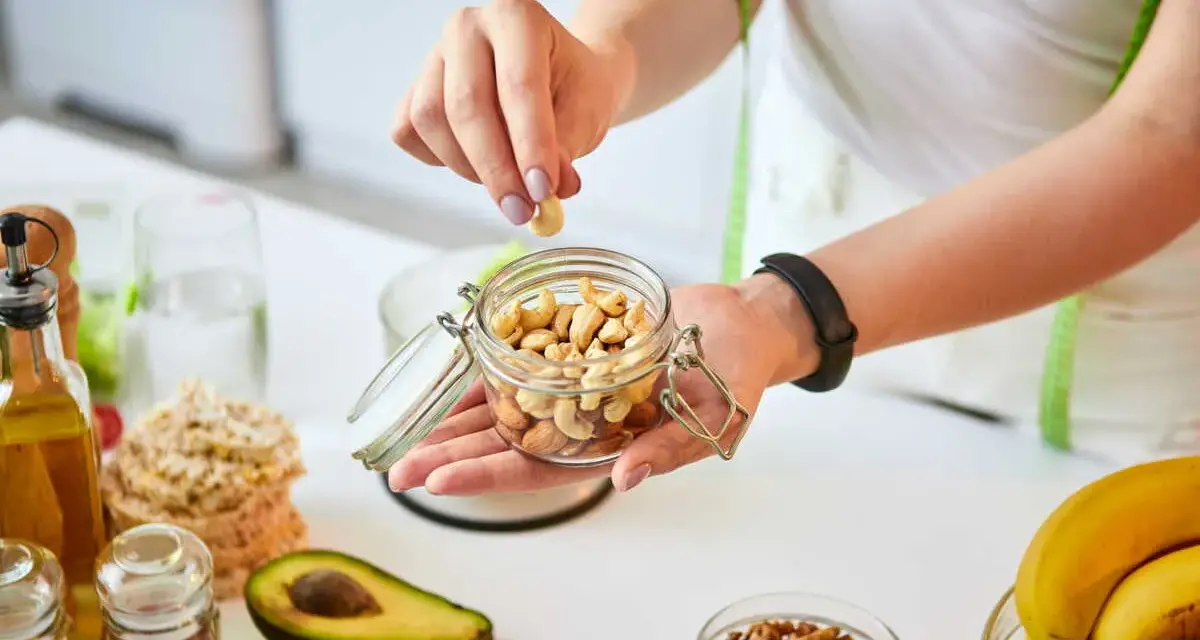 Pour savoir que manger en cas de baisse de tension, pensez aux noix, avocats, bananes et autres aliments sains.