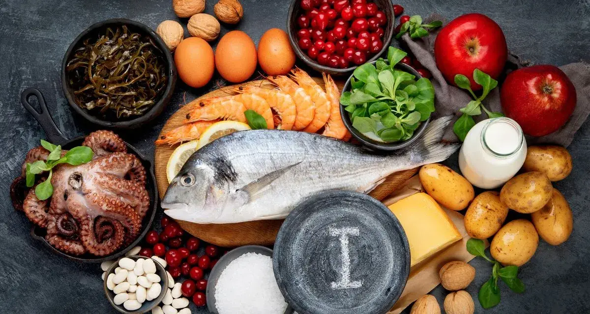 Découvrez les bienfaits de l'iode à travers ces aliments : poisson, fruits de mer, algues, œufs, produits laitiers, pommes, cranberries, haricots, pommes de terre, noix et fromage.