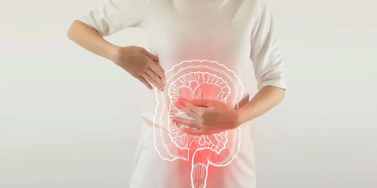 Une femme se tient la zone abdominale, où une illustration du côlon est superposée, suggérant une gêne liée à la constipation chronique.