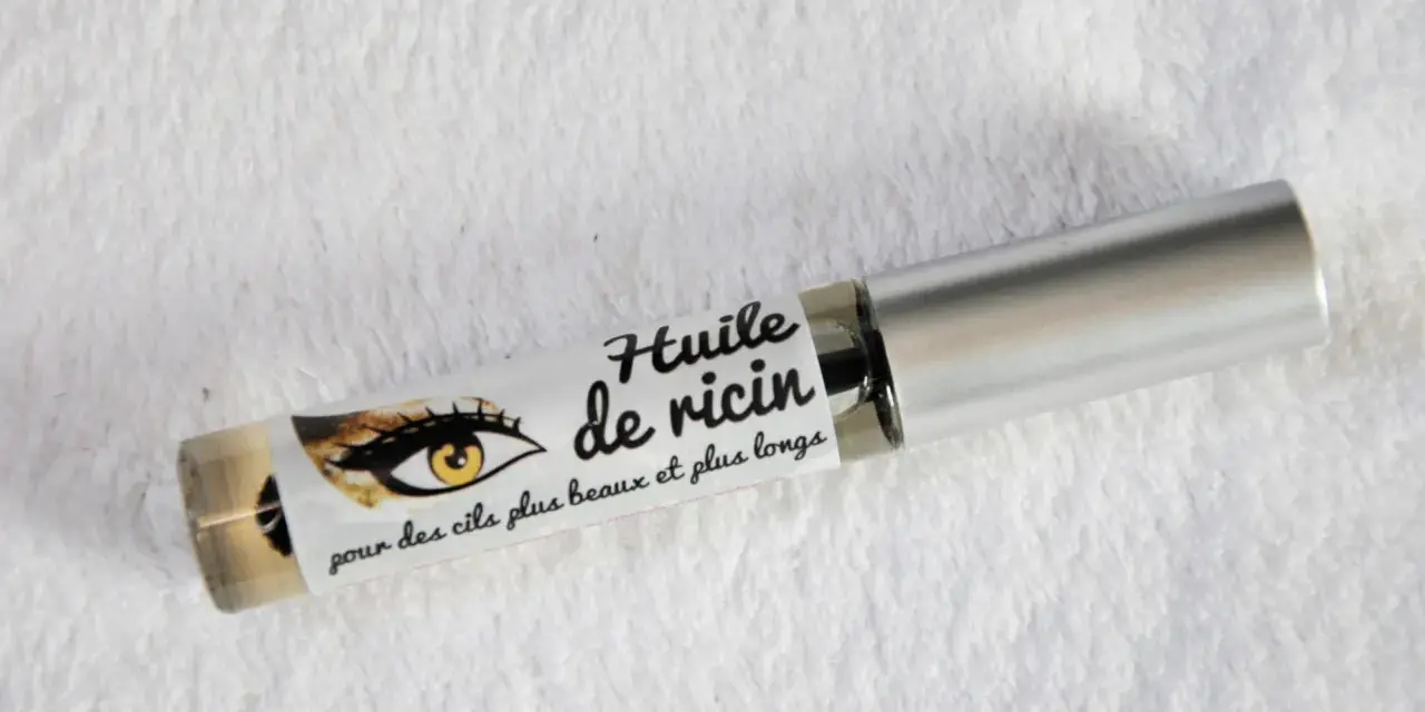 Flacon d'huile de ricin pour des cils plus beaux et plus longs.