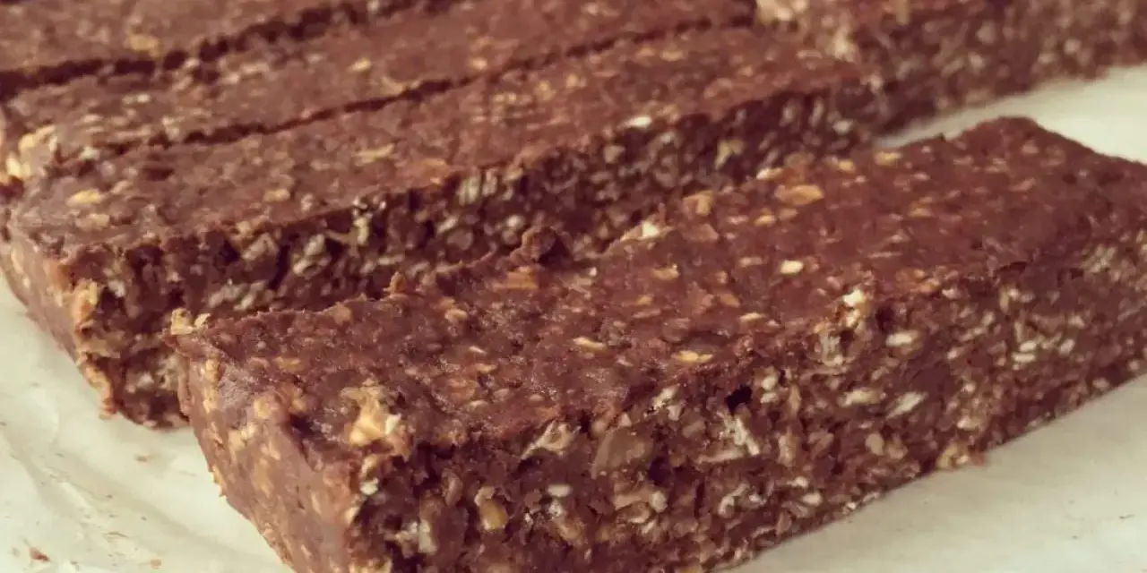 Barres chocolatées maison, parfaites pour une recette barre protéinée whey. Elles sont faites d'avoine, de cacao et de noix.