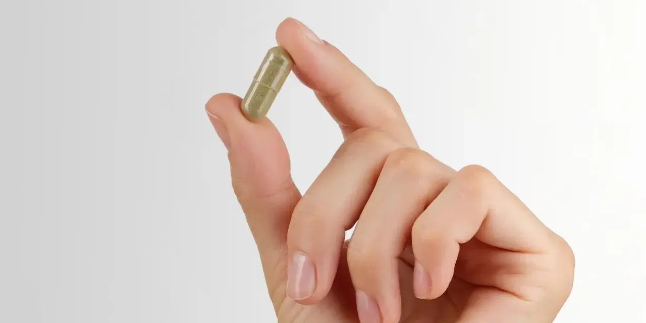 Main tenant une capsule de fer bisglycinate, une précaution est nécessaire pour éviter tout danger.