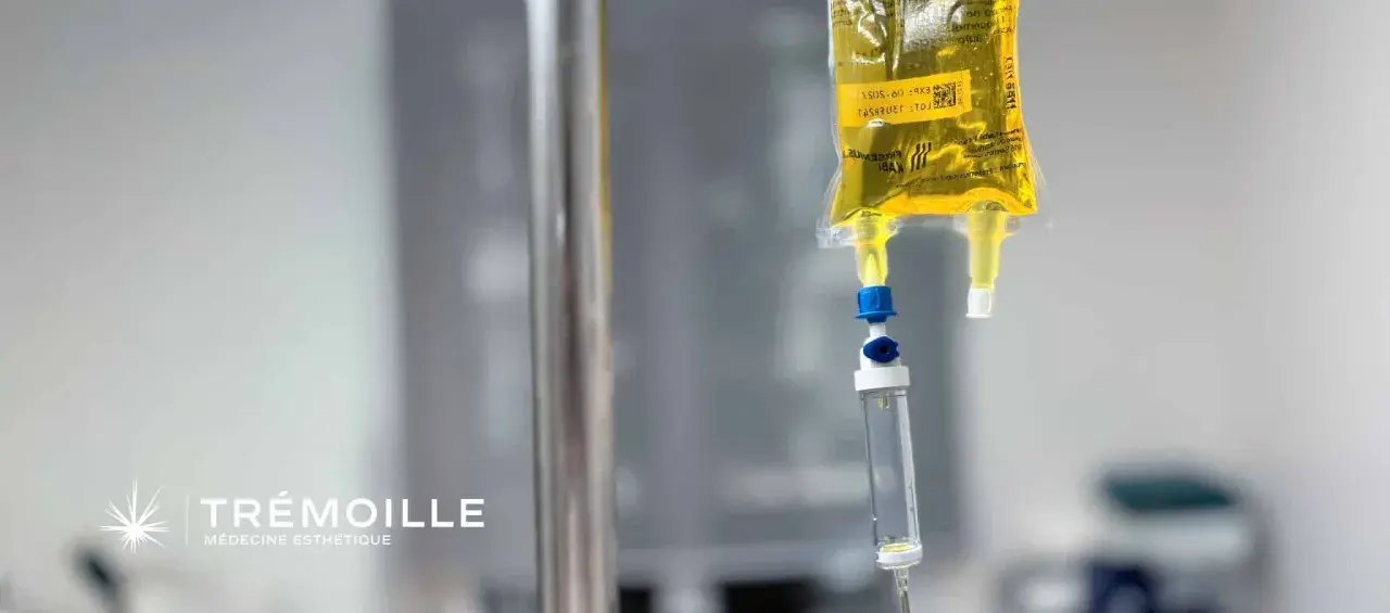 Sérum de glutathion en perfusion, une pratique esthétique qui peut présenter un danger si mal encadrée.