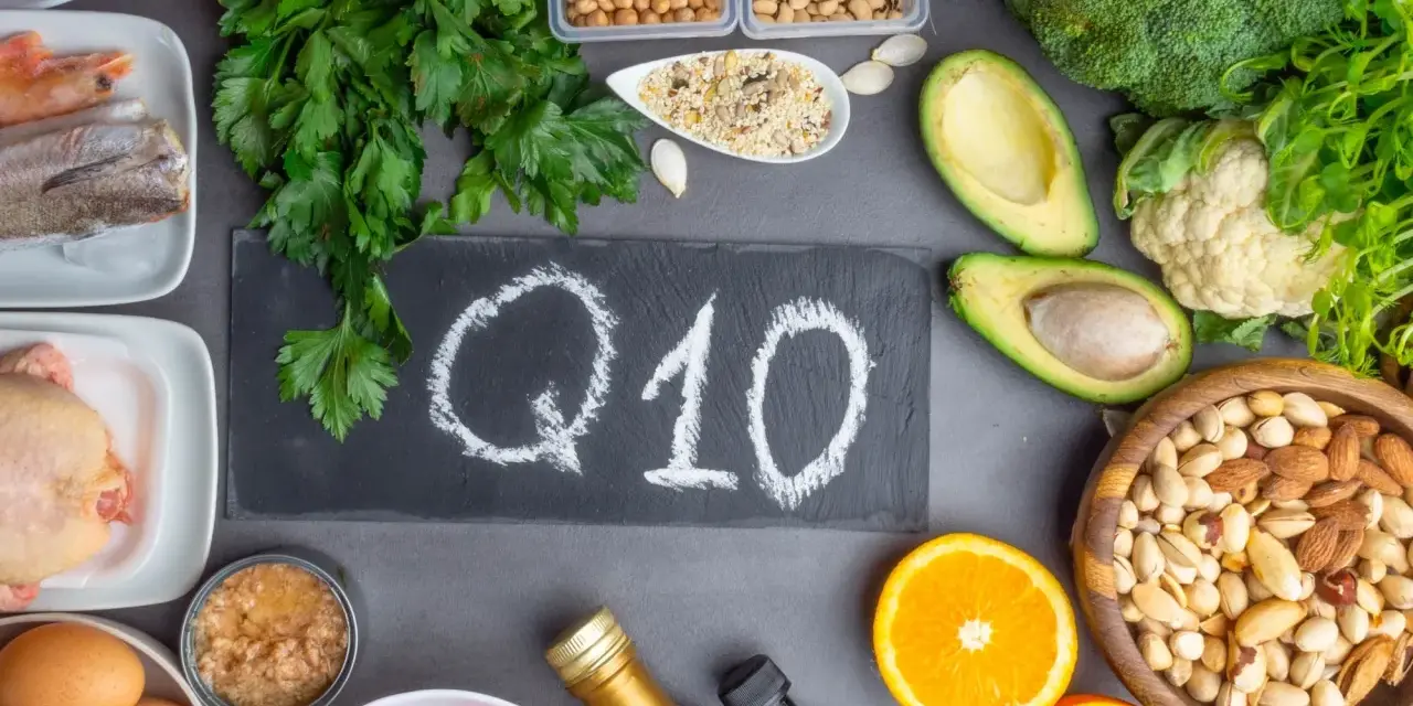 Assortiment d'aliments riches en coenzyme Q10 bienfaits : poisson, poulet, œufs, avocats, brocolis, oranges, noix, graines.