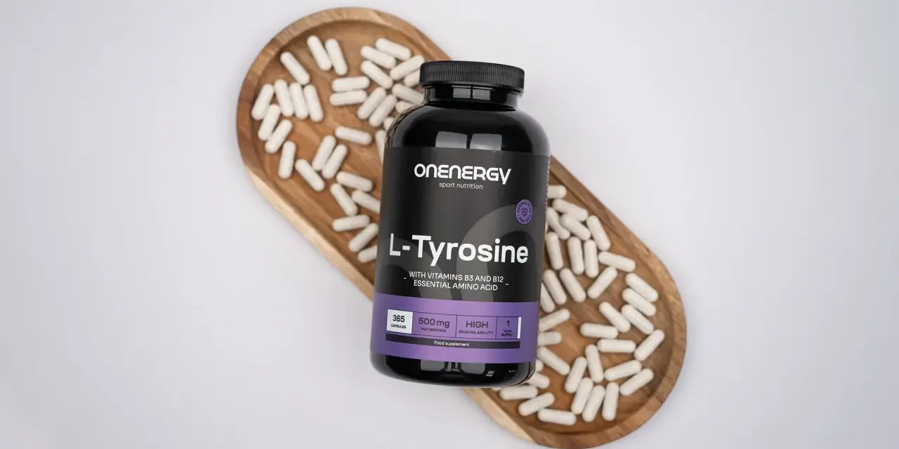Bouteille de L-Tyrosine, un acide aminé essentiel, entourée de gélules sur un plateau en bois. Découvrez les l tyrosine bienfaits pour votre bien-être.