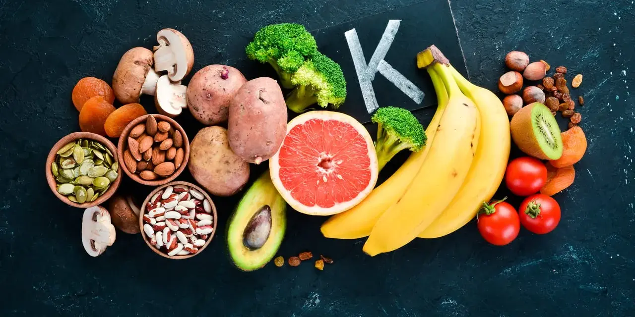 Bananes, pommes de terre, brocolis, avocats, tomates, kiwis, fruits secs, noix, graines et haricots. Un assortiment de potassium aliment pour une alimentation équilibrée.