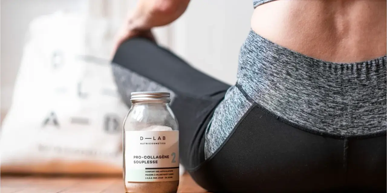 Un pot de collagène musculation à côté d'une femme en tenue de sport, prête pour sa séance.