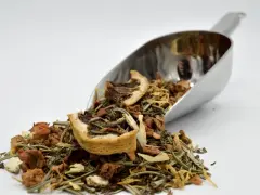 Cuillère métallique remplie d'une infusion romarin citron, aux multiples bienfaits pour la santé.