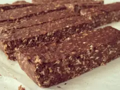 Barres chocolatées maison, parfaites pour une recette barre protéinée whey. Elles sont faites d'avoine, de cacao et de noix.