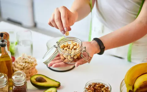Pour savoir que manger en cas de baisse de tension, pensez aux noix, avocats, bananes et autres aliments sains.