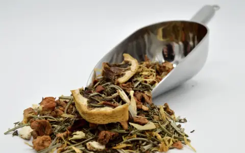 Cuillère métallique remplie d'une infusion romarin citron, aux multiples bienfaits pour la santé.