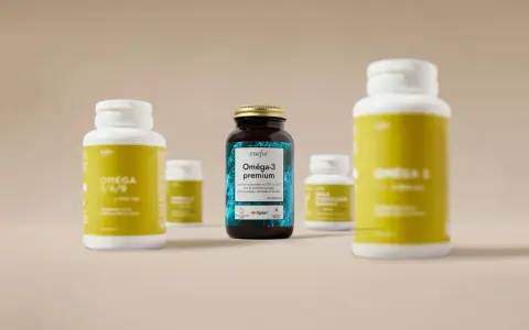 Plusieurs flacons de compléments alimentaires, dont un Oméga-3 premium, sont présentés sur un fond neutre.