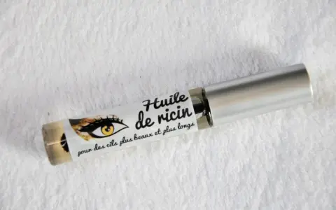 Flacon d'huile de ricin pour des cils plus beaux et plus longs.