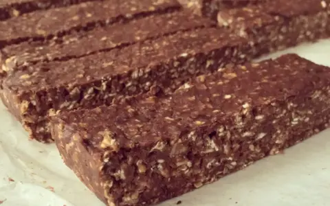 Barres chocolatées maison, parfaites pour une recette barre protéinée whey. Elles sont faites d'avoine, de cacao et de noix.