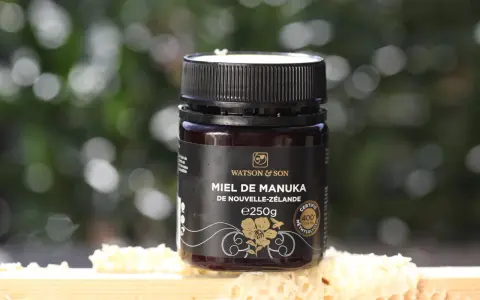Bocal de miel de Manuka Watson & Son, certifié 400 mg/kg de méthylglyoxal. Ce miel de Nouvelle-Zélande est réputé pour ses 18 bienfaits.