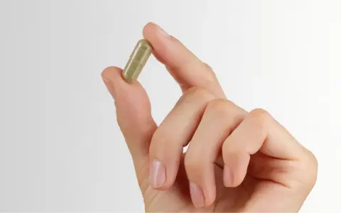 Main tenant une capsule de fer bisglycinate, une précaution est nécessaire pour éviter tout danger.