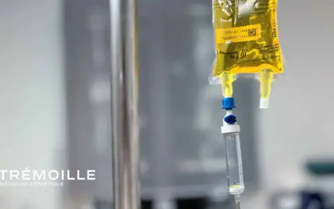 Sérum de glutathion en perfusion, une pratique esthétique qui peut présenter un danger si mal encadrée.