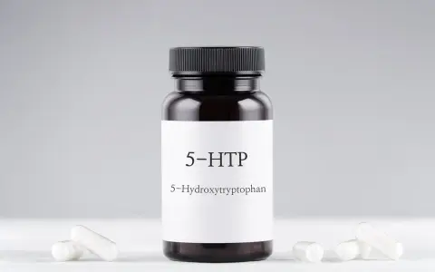 Bouteille de 5-HTP, un supplément dérivé de la griffonia, connu pour ses bienfaits sur l'humeur et le sommeil.