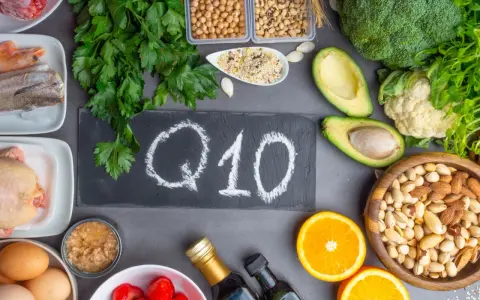 Assortiment d'aliments riches en coenzyme Q10 bienfaits : poisson, poulet, œufs, avocats, brocolis, oranges, noix, graines.