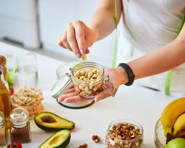 Pour savoir que manger en cas de baisse de tension, pensez aux noix, avocats, bananes et autres aliments sains.