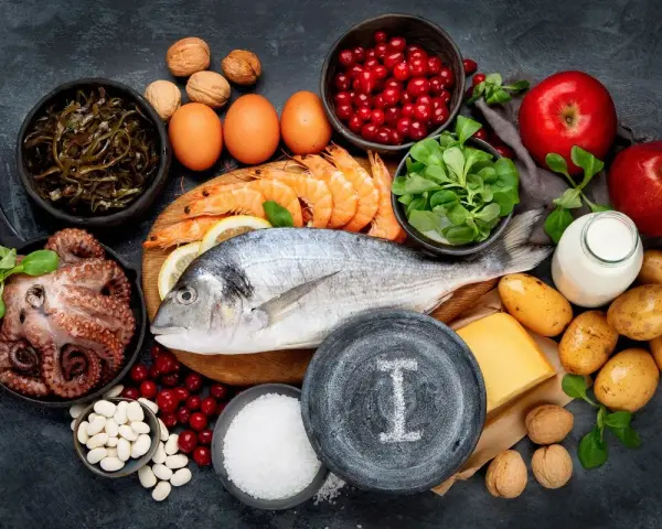 Découvrez les bienfaits de l'iode à travers ces aliments : poisson, fruits de mer, algues, œufs, produits laitiers, pommes, cranberries, haricots, pommes de terre, noix et fromage.