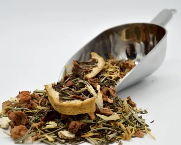 Cuillère métallique remplie d'une infusion romarin citron, aux multiples bienfaits pour la santé.