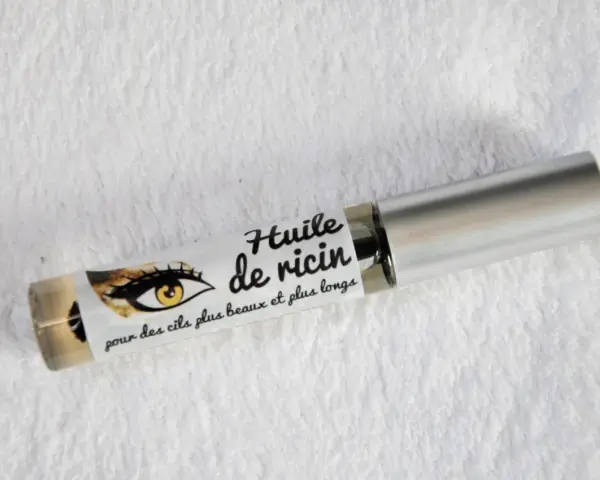 Flacon d'huile de ricin pour des cils plus beaux et plus longs.