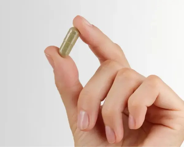 Main tenant une capsule de fer bisglycinate, une précaution est nécessaire pour éviter tout danger.