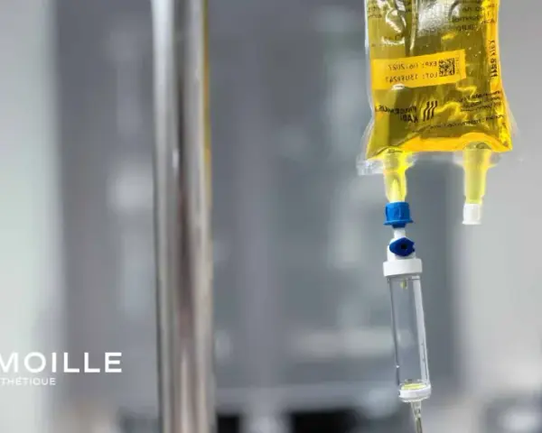 Sérum de glutathion en perfusion, une pratique esthétique qui peut présenter un danger si mal encadrée.