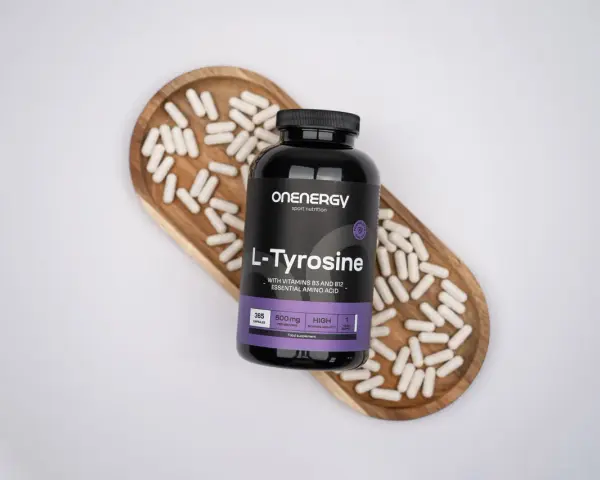 Bouteille de L-Tyrosine, un acide aminé essentiel, entourée de gélules sur un plateau en bois. Découvrez les l tyrosine bienfaits pour votre bien-être.