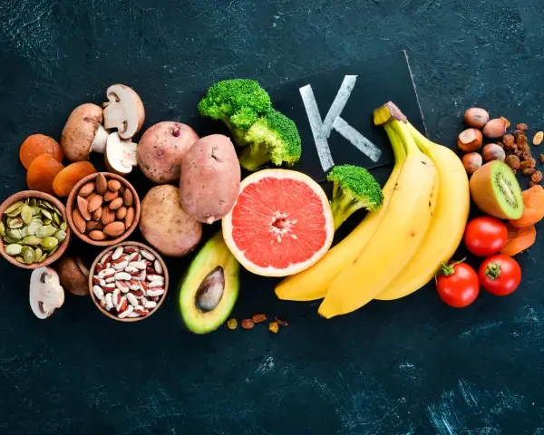 Bananes, pommes de terre, brocolis, avocats, tomates, kiwis, fruits secs, noix, graines et haricots. Un assortiment de potassium aliment pour une alimentation équilibrée.