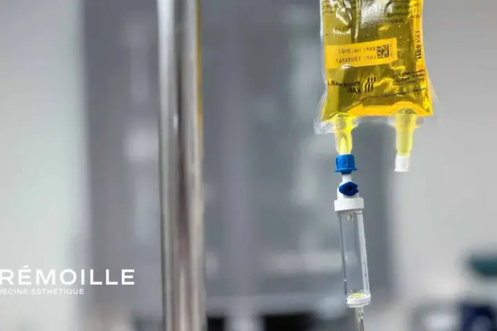 Sérum de glutathion en perfusion, une pratique esthétique qui peut présenter un danger si mal encadrée.