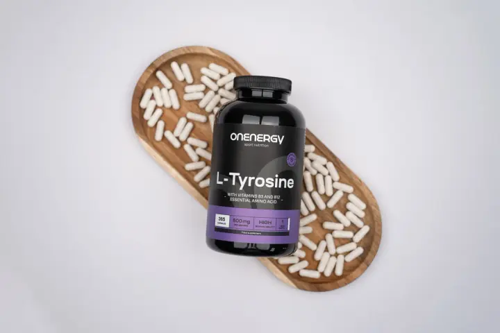 Bouteille de L-Tyrosine, un acide aminé essentiel, entourée de gélules sur un plateau en bois. Découvrez les l tyrosine bienfaits pour votre bien-être.