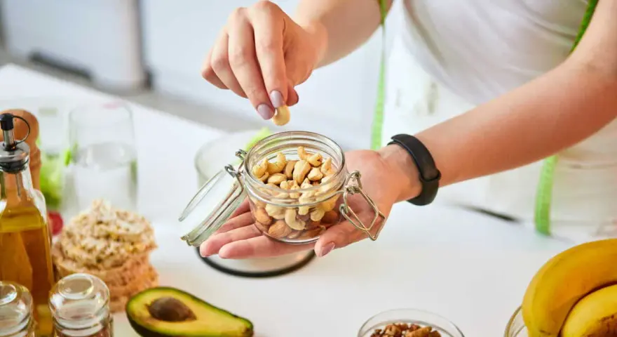 Pour savoir que manger en cas de baisse de tension, pensez aux noix, avocats, bananes et autres aliments sains.