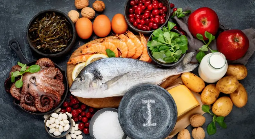Découvrez les bienfaits de l'iode à travers ces aliments : poisson, fruits de mer, algues, œufs, produits laitiers, pommes, cranberries, haricots, pommes de terre, noix et fromage.