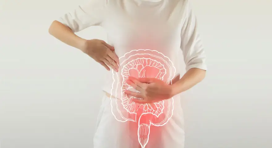 Une femme se tient la zone abdominale, où une illustration du côlon est superposée, suggérant une gêne liée à la constipation chronique.