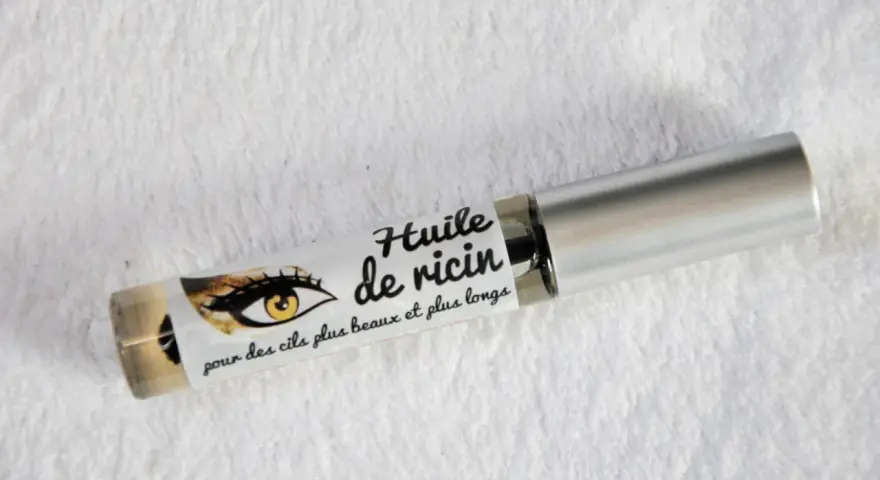 Flacon d'huile de ricin pour des cils plus beaux et plus longs.