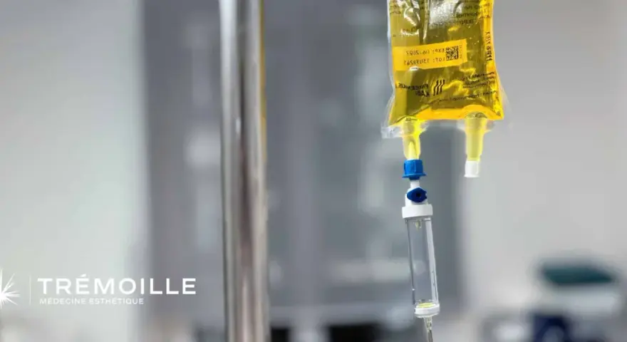 Sérum de glutathion en perfusion, une pratique esthétique qui peut présenter un danger si mal encadrée.